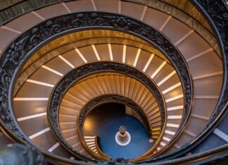 Który papież zrezygnował z tiary?