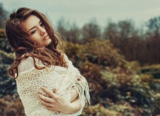 Co zrobić z włosami pod kaskiem?