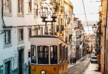 Czy w wózku widłowym trzeba jeździć w kasku?