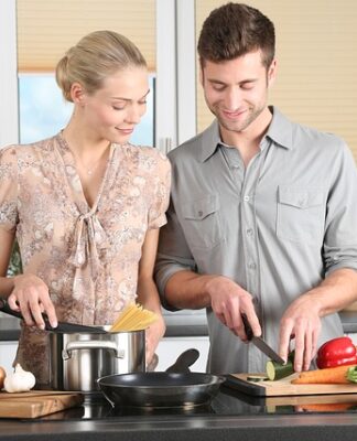 W którą stronę obraca się nóż w kosiarce spalinowej?