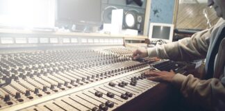 Dlaczego leci para z tłumika?