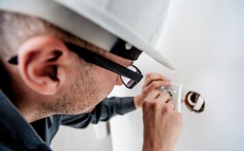 Jak założyć kask jeździecki?