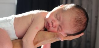 Jak naładować lampę solarną bez słońca?